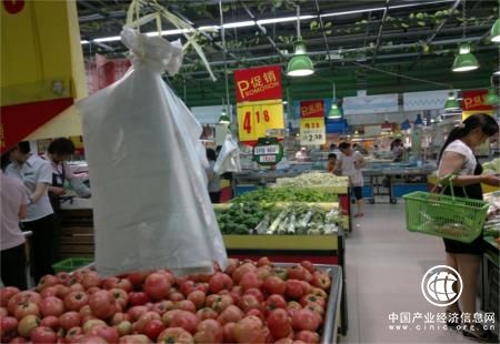 塑料袋屢禁不止 “限塑令”為何陷入尷尬境地？