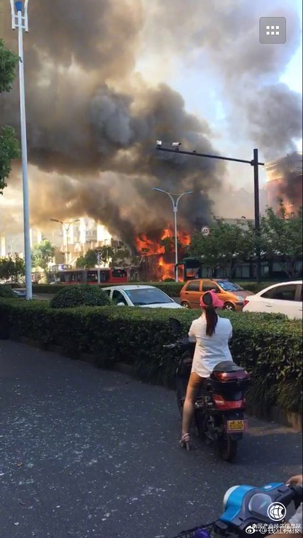 杭州一街邊餐館煤氣瓶爆炸，路過公交車玻璃全碎至少1人傷重