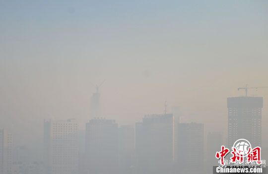 資料圖：2014年1月14日，沈陽遭遇中度污染，市區(qū)部分地區(qū)如“海市蜃樓”。<a target=