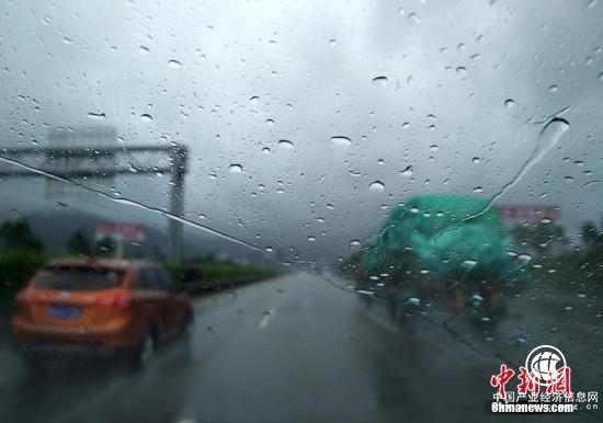 福州車輛在大雨中出行。當(dāng)日14時(shí)26分，福建省氣象臺(tái)繼續(xù)發(fā)布暴雨橙色預(yù)警信號(hào)。張斌 攝