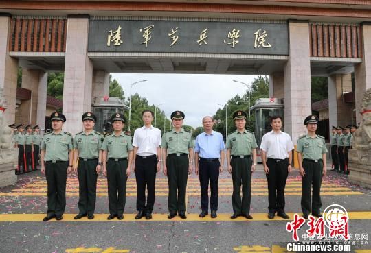 中國人民解放軍陸軍步兵學院掛牌 系副軍級院校（圖）