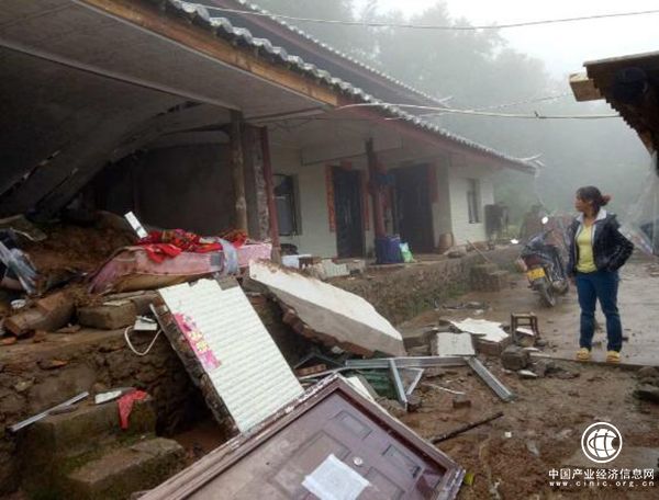 云南鎮(zhèn)沅集中暴雨引發(fā)山體滑坡致3人死亡，1780多人受災(zāi)