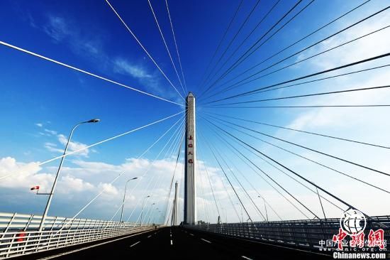 世界上主橋最長最寬的多塔斜拉橋——嘉紹大橋?qū)⒂?月19日零點(diǎn)正式通車。嘉紹大橋建成通車，將大大縮短上海前往紹興以及浙江南部和中部地區(qū)等地的車程，減輕滬杭甬高速的車流壓力，對(duì)促進(jìn)長江三角洲經(jīng)濟(jì)一體化和產(chǎn)業(yè)結(jié)構(gòu)調(diào)整升級(jí)具有重大意義。嘉紹大橋長10.1公里，南岸接線長16公里，北岸接線長43.3公里，項(xiàng)目全線采用八車道高速公路標(biāo)準(zhǔn)建設(shè)，其中兩岸接線設(shè)計(jì)速度為120公里小時(shí)，嘉紹大橋設(shè)計(jì)速度為100公里小時(shí)，大橋通航等級(jí)為3000噸級(jí)。<a target=