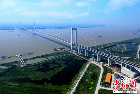 泰州長江大橋展雄姿。陸新民　攝