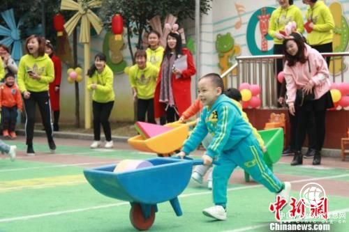 二孩時(shí)代幼師需求激增 大學(xué)生入職幼教比例5年連增