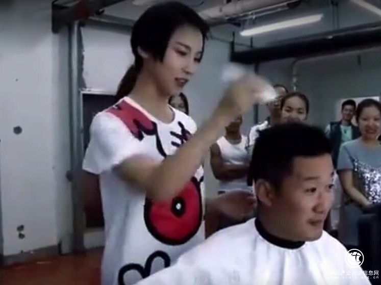 謝楠給吳京理發(fā)！新發(fā)型讓吳京哭笑不得