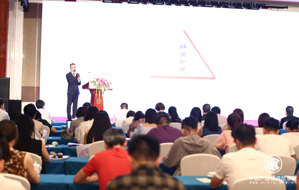 女裝時尚還不夠熱？面料流行趨勢引燃女裝別