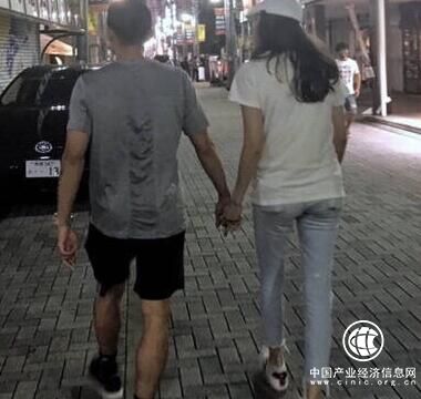 不計前嫌？林丹與謝杏芳出游 兩人牽手又喂食