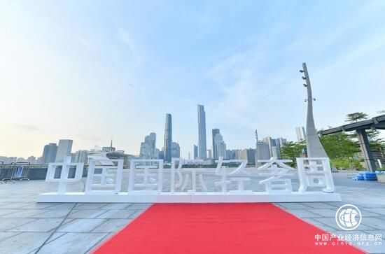 頂美TOP BEAUTY晚裝包驚艷亮相中國(guó)國(guó)際輕奢周