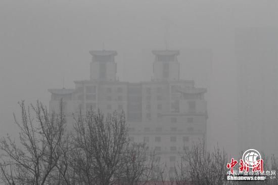 資料圖：霧霾籠罩中的天津，一處高樓宛若空中樓閣。 <a target=