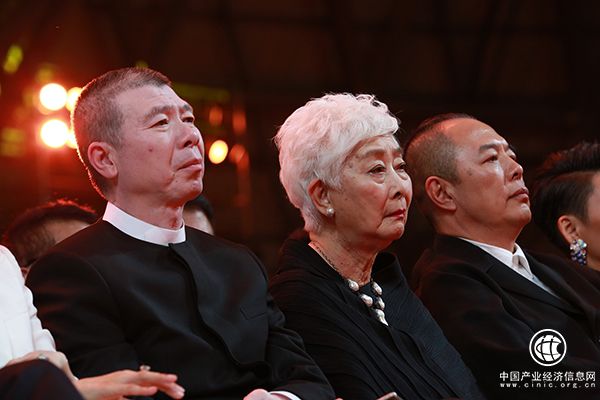 馮小剛8年后再奪金雞獎(jiǎng)最佳導(dǎo)演獎(jiǎng)，范冰冰“三喜臨門”