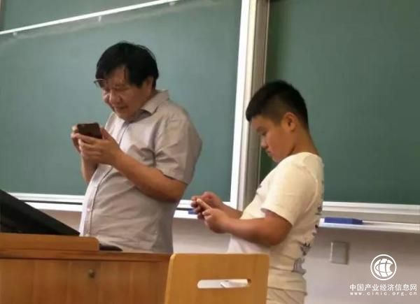 十歲男生在復旦大學旁聽加老師微信，其母強調他不是“神童”