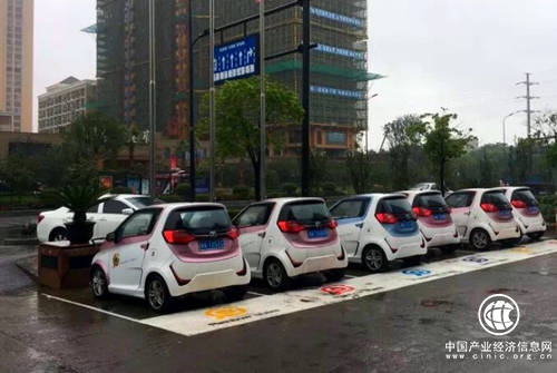 500輛彩虹車亮相街頭 杭州市民體驗共享汽車熱情高漲