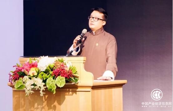 為什么韋杰總是一身中式長衫？因?yàn)樗獜?qiáng)調(diào)中華文明