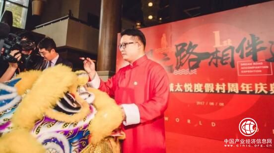 為什么韋杰總是一身中式長衫？因?yàn)樗獜?qiáng)調(diào)中華文明