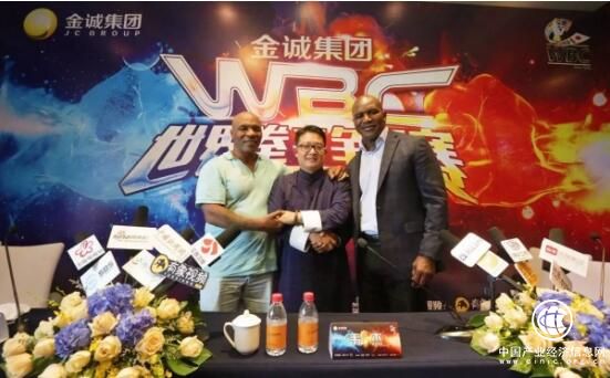 為什么韋杰總是一身中式長衫？因?yàn)樗獜?qiáng)調(diào)中華文明