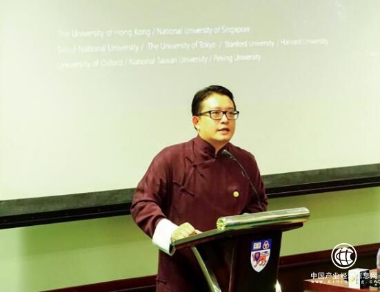 為什么韋杰總是一身中式長衫？因?yàn)樗獜?qiáng)調(diào)中華文明