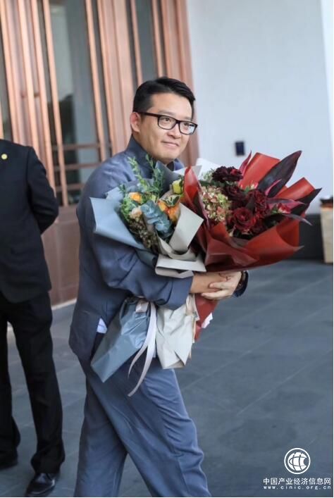 為什么韋杰總是一身中式長衫？因?yàn)樗獜?qiáng)調(diào)中華文明