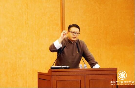 為什么韋杰總是一身中式長衫？因?yàn)樗獜?qiáng)調(diào)中華文明