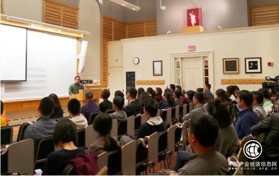 為什么韋杰總是一身中式長衫？因?yàn)樗獜?qiáng)調(diào)中華文明