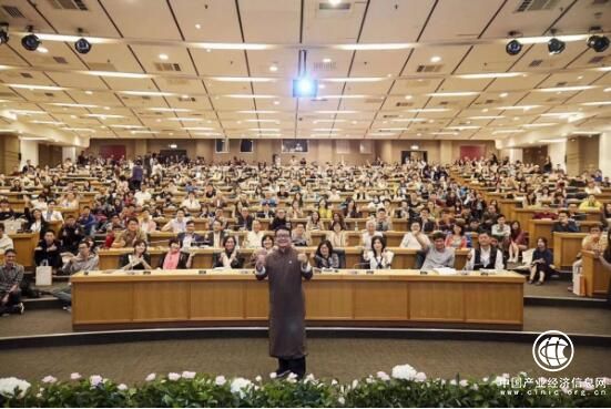 為什么韋杰總是一身中式長衫？因?yàn)樗獜?qiáng)調(diào)中華文明