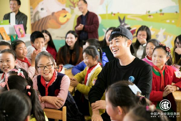 陳赫探訪蒲公英兒童圖書(shū)館：這個(gè)生日有點(diǎn)暖