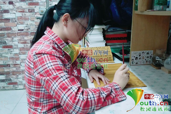 最文藝家書(shū)！大學(xué)生寫(xiě)作業(yè)用小篆在竹簡(jiǎn)上謄抄《孝經(jīng)》