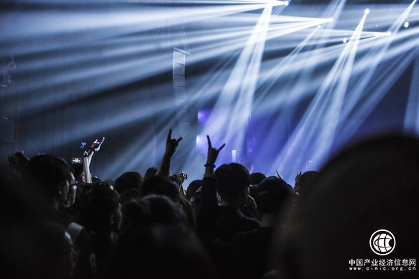 萬能青年旅店：風(fēng)吹黃葉，悲歌快進(jìn)