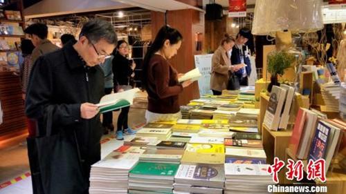 資料圖：合肥新華書店三孝口書店生意火爆，眾多讀者前來挑選書本借閱。夏瑩