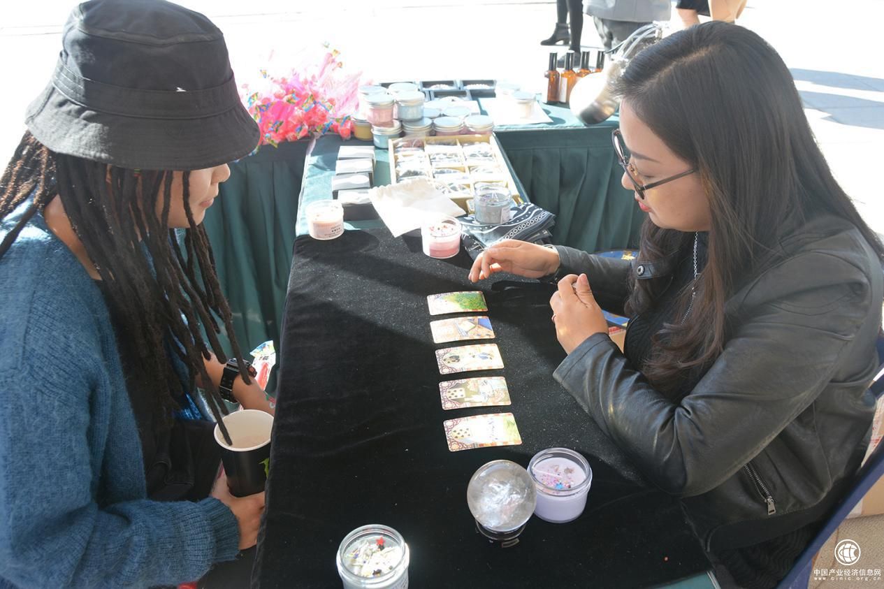 占卜師海百合現(xiàn)身草莓音樂節(jié)，人氣不輸陳冠希