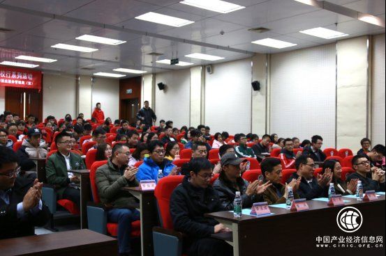 成都市就業(yè)局“創(chuàng)業(yè)服務進高?！毕盗谢顒又啥紪|軟學院場隆重舉行