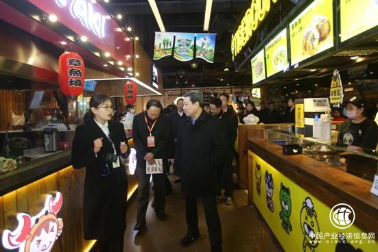 光耀東方總裁李貴杰陪同30省領(lǐng)導(dǎo)參觀食寶街