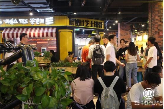 光耀東方總裁李貴杰陪同30省領(lǐng)導(dǎo)參觀食寶街