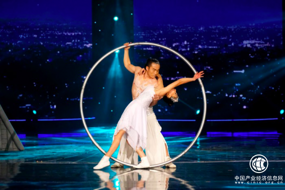 7歲練空翻24歲拿國際大獎 火山小視頻雜技伉儷首創(chuàng)雙人環(huán)舞革新傳統(tǒng)藝術(shù)