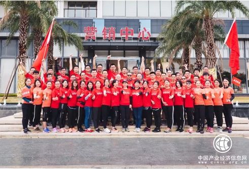 福晟跑團(tuán)首戰(zhàn)國(guó)際馬拉松告捷 團(tuán)長(zhǎng)吳洋帶領(lǐng)跑團(tuán)共證廈門福晟跑團(tuán)授旗儀式