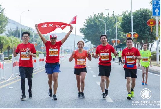 好“晟”者聯(lián)盟集結(jié)__福晟跑團(tuán)首次征戰(zhàn)福州國(guó)際馬拉松賽事