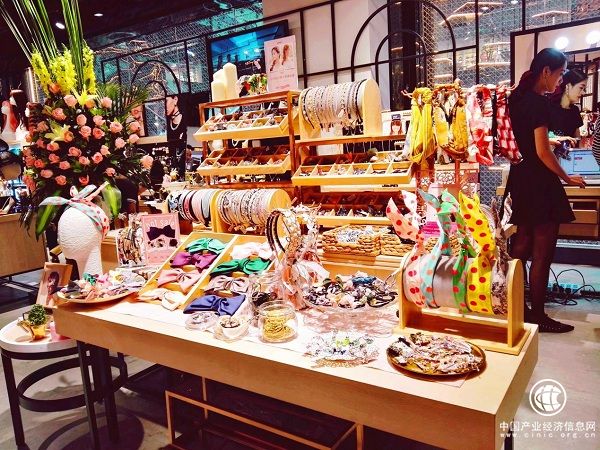 看不一樣的風(fēng)景 時(shí)尚記者帶你領(lǐng)略BIRRAY鋇瑞獨(dú)特之美