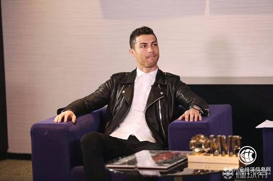 開年驚喜！C羅接受懂球帝MVP獎杯全程直播