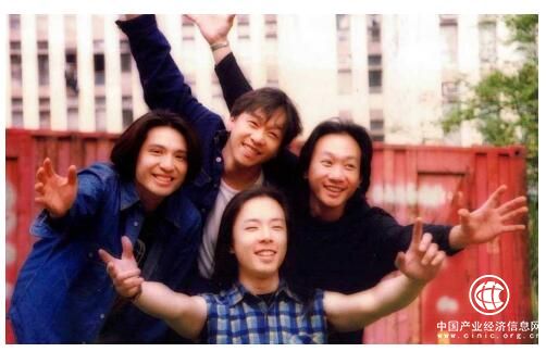 光輝歲月、不再猶豫、海闊天空，黃貫中用三首連唱為金誠集團(tuán)嘉年華打CALL！