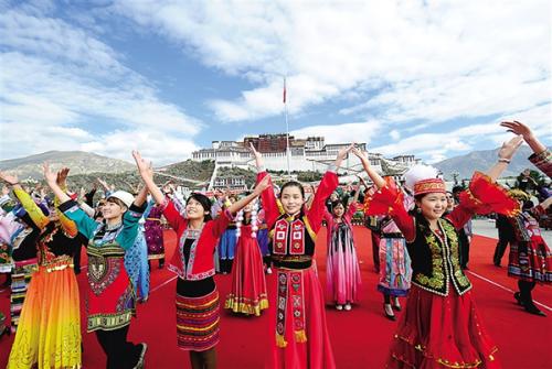 “日子越過越幸?！薄鞑卮頍嶙h民生改善