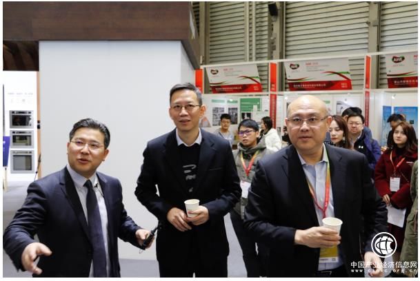 人氣爆棚！吳曉波現(xiàn)身惠而浦 與“凍齡”冰箱親密互動(dòng)