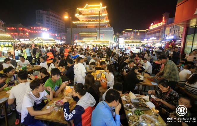 2017年全國餐飲收入超過3.9萬億元，同比增長10.7%左右
