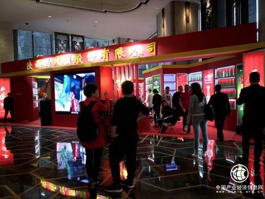 西鳳酒展廳華美亮相全國酒糖交易會，彰顯產(chǎn)品風(fēng)姿引關(guān)注