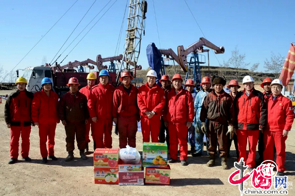 長慶采三廠長高占武為堅(jiān)守崗位的員工送溫暖  