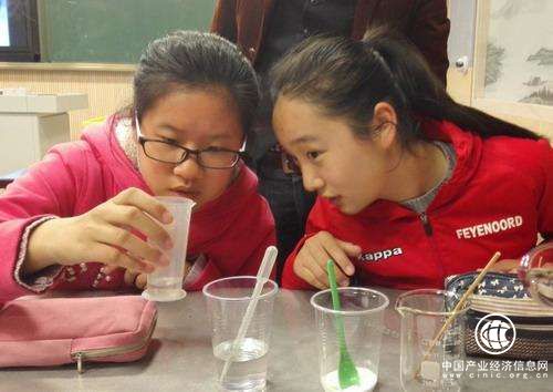 投資實(shí)驗(yàn)器材完善科學(xué)設(shè)施，不能讓科學(xué)課成為邊緣課程