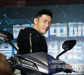 新日一哥黃曉明榮登慈善名人榜，陽光公益路“為愛加冕”