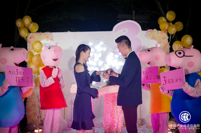 80后豬佩奇夫婦為生娃降櫻花雨，送Derier鉆戒愿為愛打卡60年