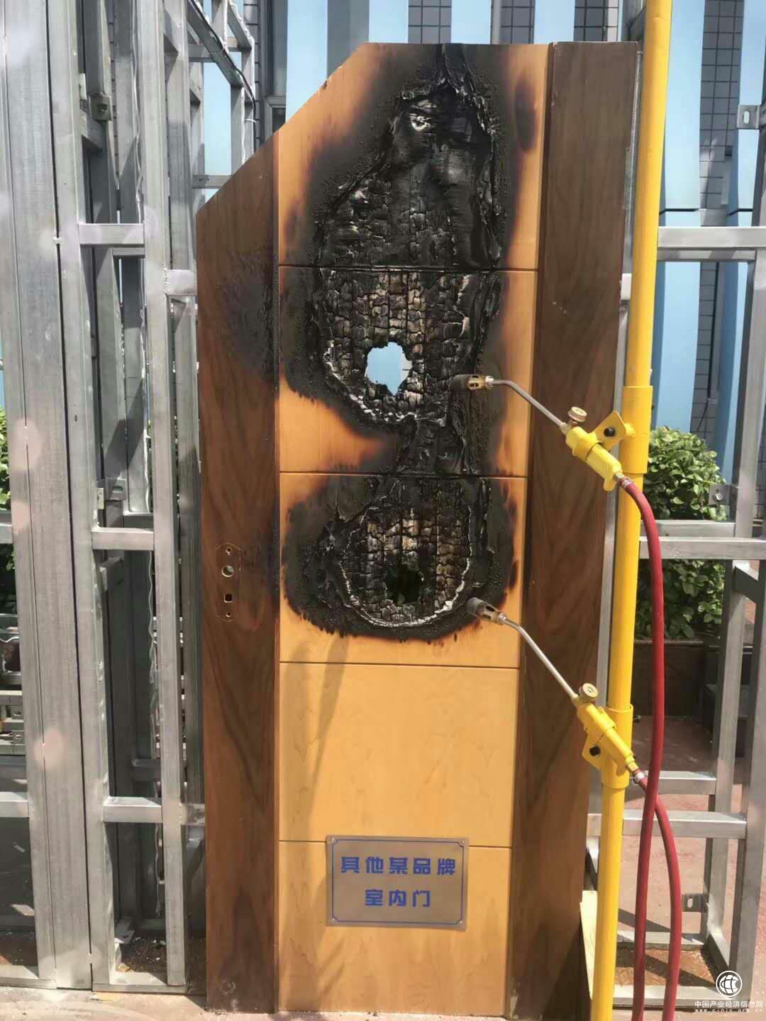 國內(nèi)首款集防火防盜為一體的新型室內(nèi)安全門問世