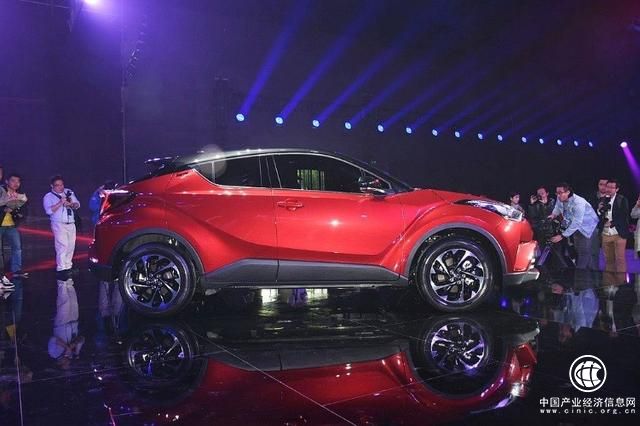有顏值偏靠實(shí)力，豐田C-HR、奕澤IZOA強(qiáng)勢(shì)攪局小型SUV市場(chǎng)