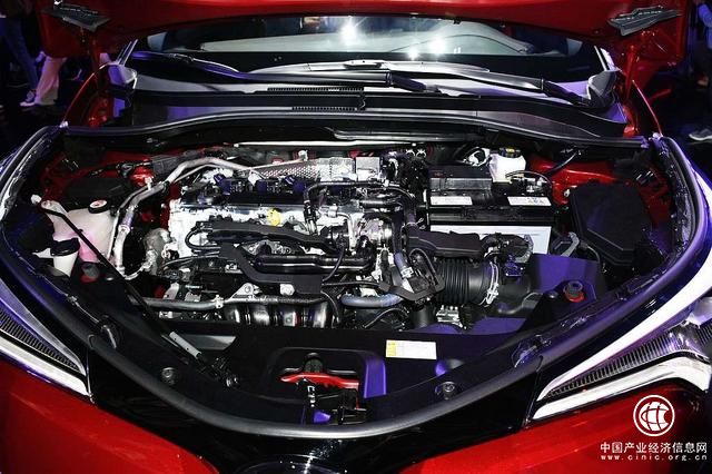 有顏值偏靠實(shí)力，豐田C-HR、奕澤IZOA強(qiáng)勢(shì)攪局小型SUV市場(chǎng)